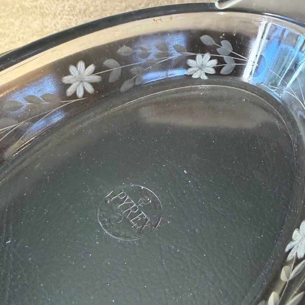 Beautiful Vintage Clear Glass Oval Pyrex Au Gratin Dish w/ Etched Floral Design - Picture 4 of 12